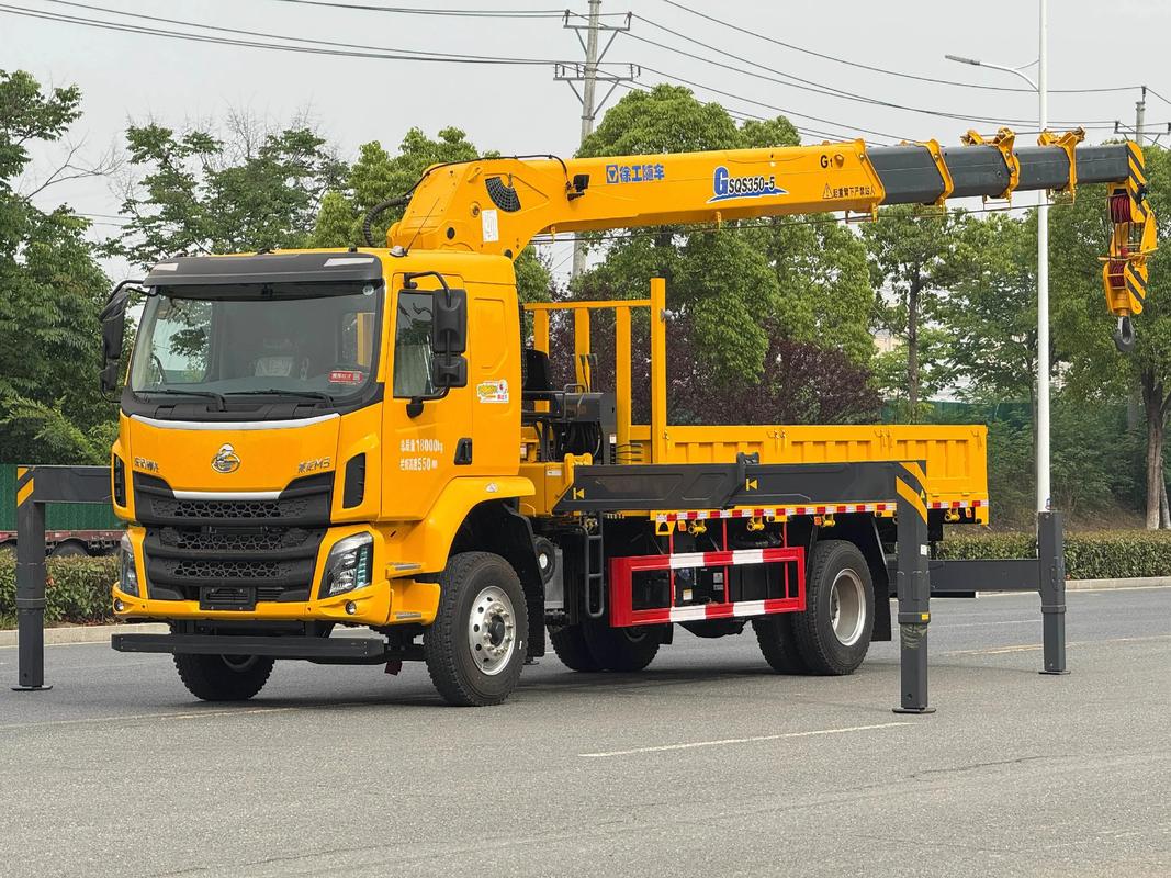 全网首发！柳汽乘龙底盘+玉柴270马力，上装徐工14吨随车吊震撼登场