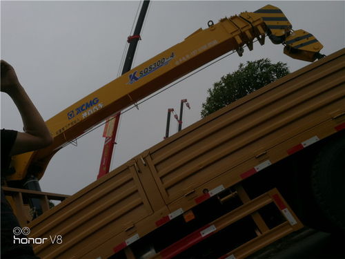 随车吊德龙前四后八随车吊 高效起重与货物运输的完美融合