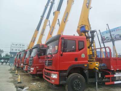 东风小三轴随车吊特价批发，高效省心，工程好帮手